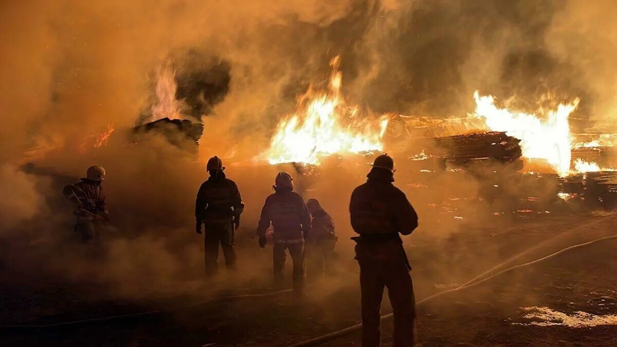 Пожар в алматы вчера. Пожар фото. Пожар в городе. Пожар в Алматы. Огромный пожар.