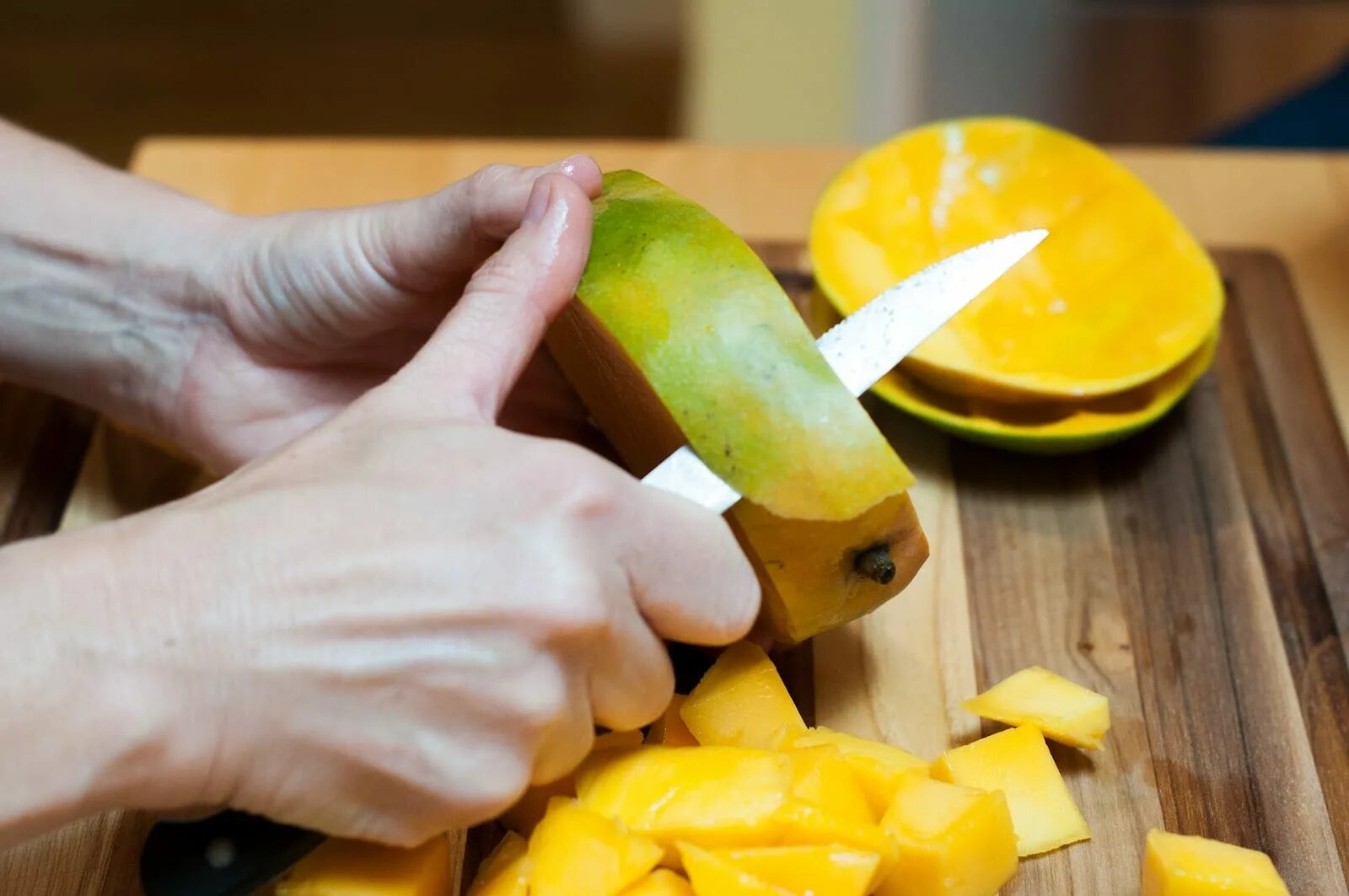 Кожица манго. Peeled Mango. Порезать манго. Красиво порезать манго. Манго фрукт как кушать и чистить.