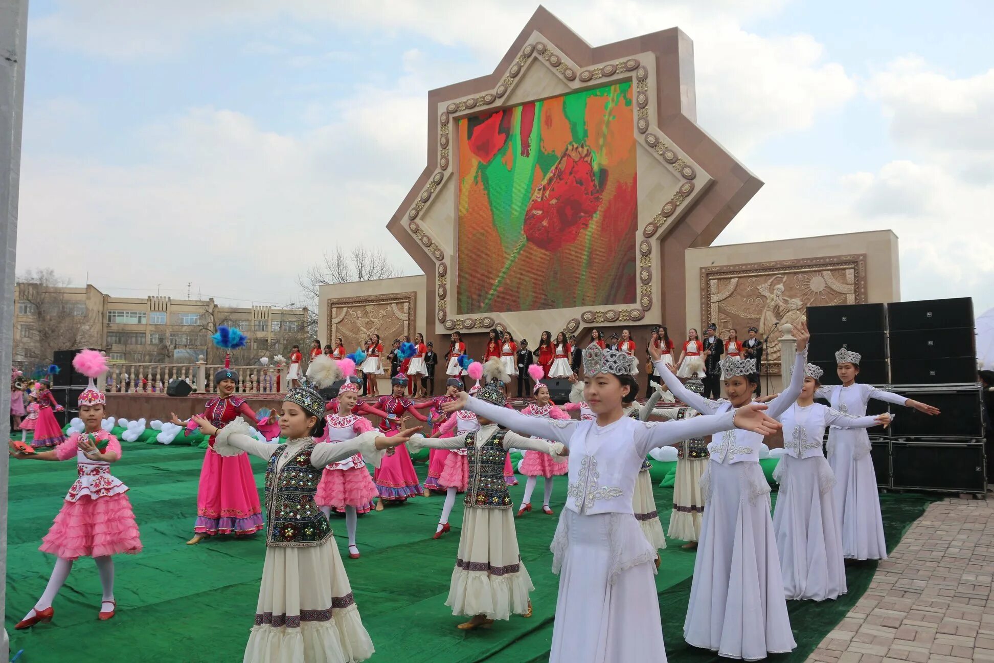 Картинка праздник казахстана. Наурыз. Праздники Казахстана. Празднование Наурыза. Наурыз картинки.