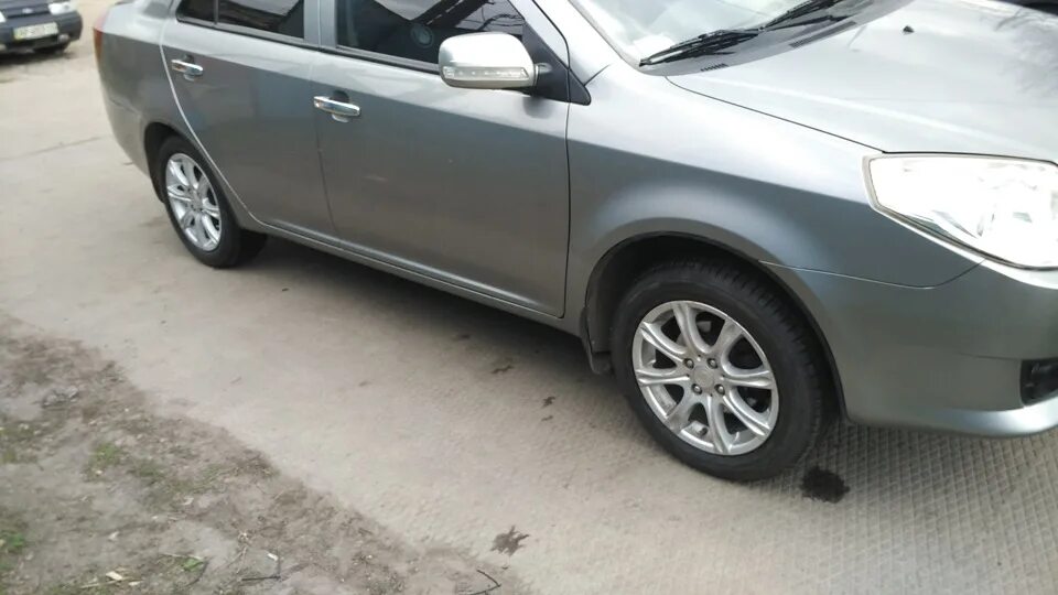 Geely mk-cross 2012. Шины джили мк. Диски geely r16. Задние арки джили мк кросс. Джили мк на колесах 175/65/14.