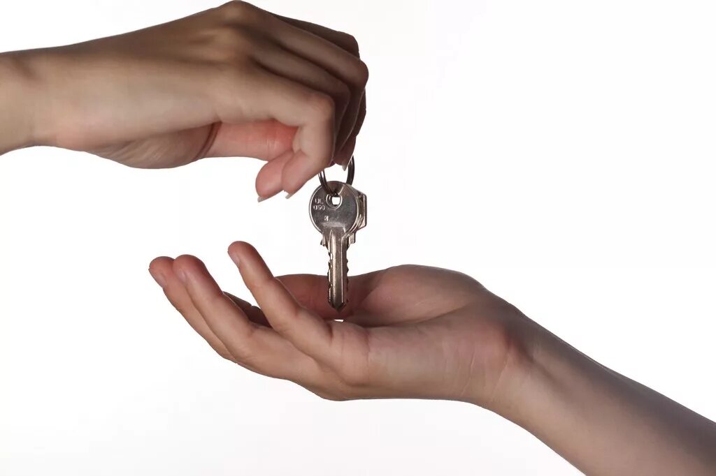 старинный ключ. красивый ключ в руке. ключи от квартиры с брелком. связка ключей в руке. ключ cisa astral (00620-01-0) италия.