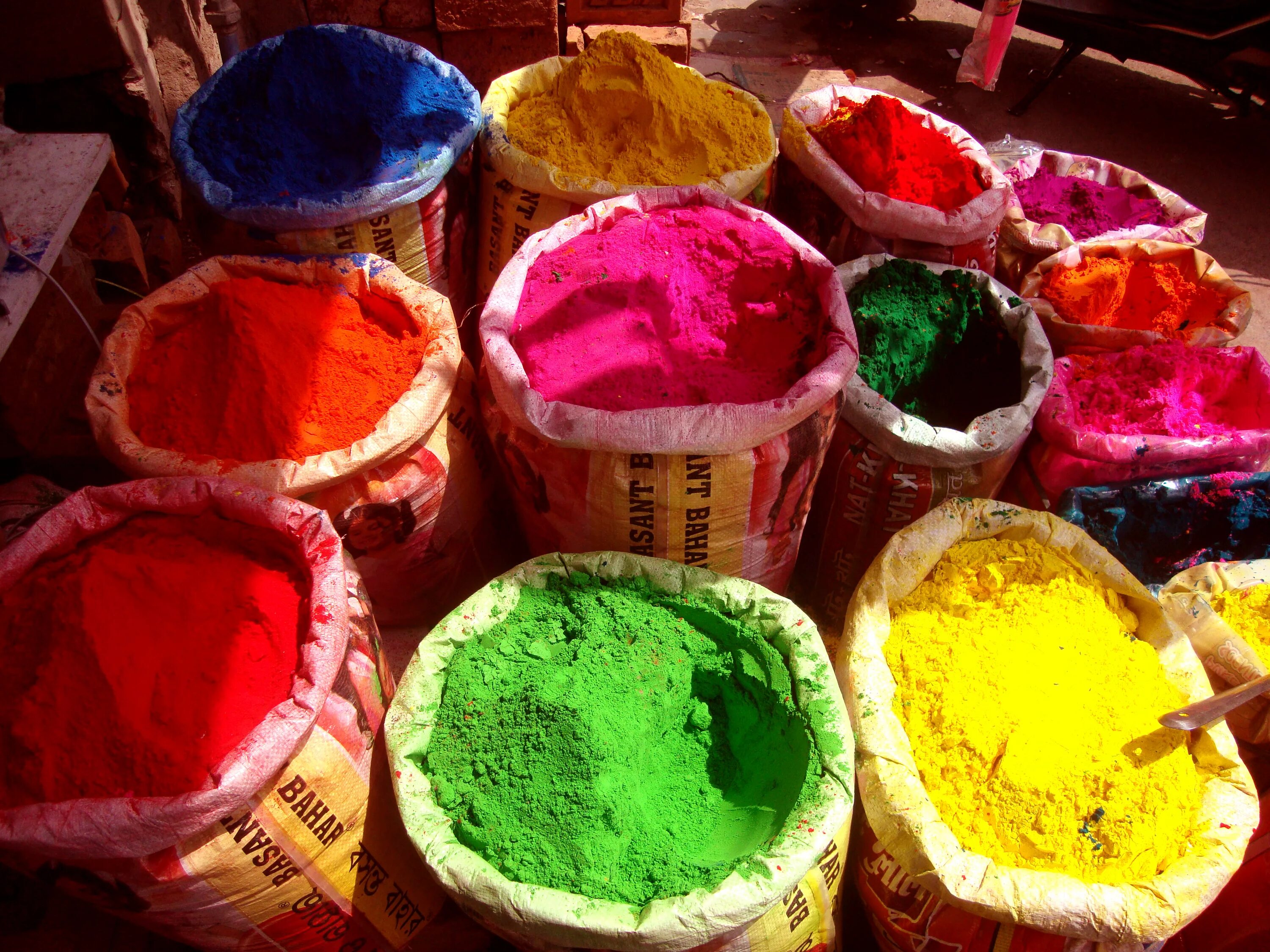 Фото красители. Фестиваль красок Холи. Краски Холи Индия. Природные красители. Цветной порошок.