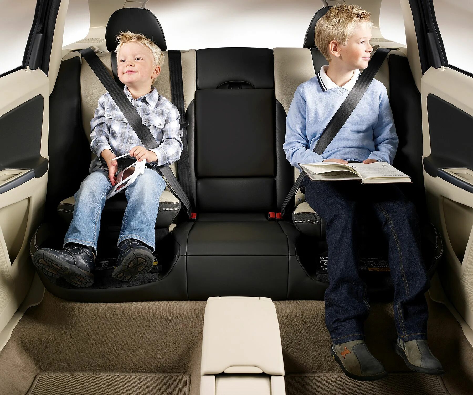 Безопасность ребенка на заднем сидение автомобиля