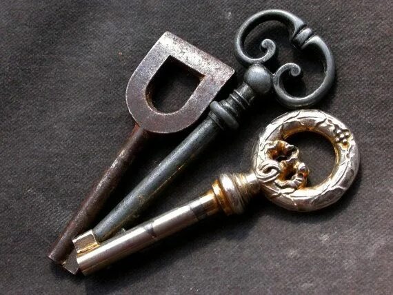Куплю старые ключи. Французский ключ. Французский ключ монки. Скелетон ключ Doors. Знак на ГУ молоток и французский ключ Империя.