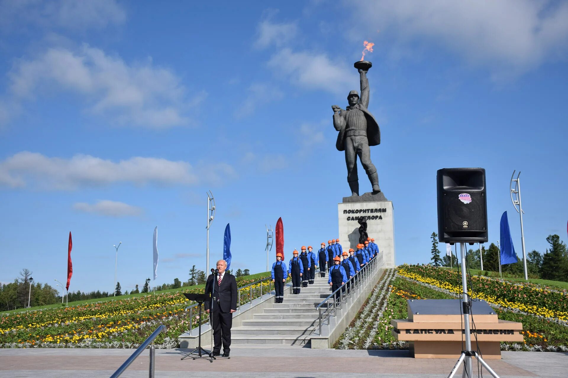 Сайт самотлор нижневартовск. Памятник покорителям Самотлора. Город Нижневартовск памятник покорителям Самотлора. Алёша Нижневартовск памятник.