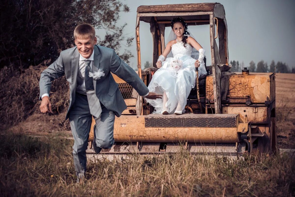 Свадьба в деревне. Сельская свадьба. Свадебная фотосессия. Изображена веселая деревенская свадьба