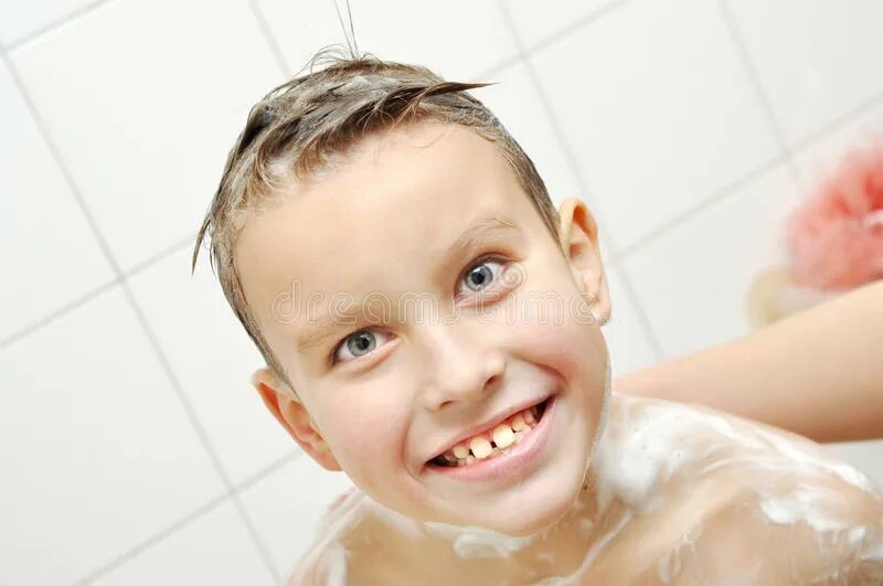 Мальчики купаются вместе. Мальчик моется в ванной. Мальчик в ванной. Мальчик купается в ванной. Мальчишки в ванной.