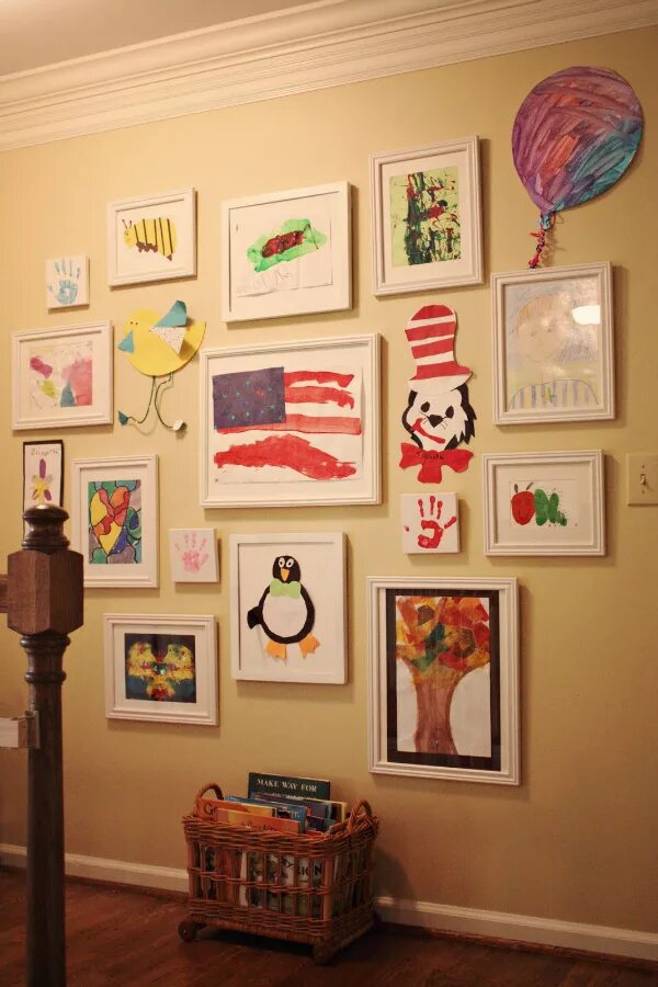 Украшенная галерея. Украсить стену в детской. Декор стен в детском саду. Оформление детских работ на стене. Картины для детской комнаты.