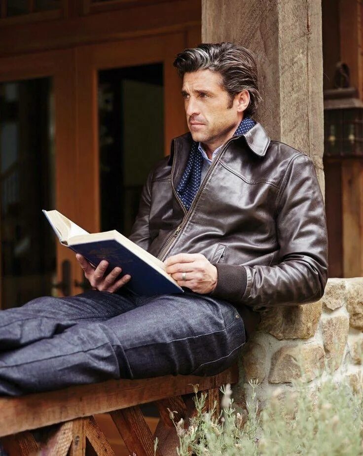 Книги муж. Патрик Демпси. Patrick Dempsey Photoshoot. Мужчина с книгой. Фотосессия мужчина с книгой.