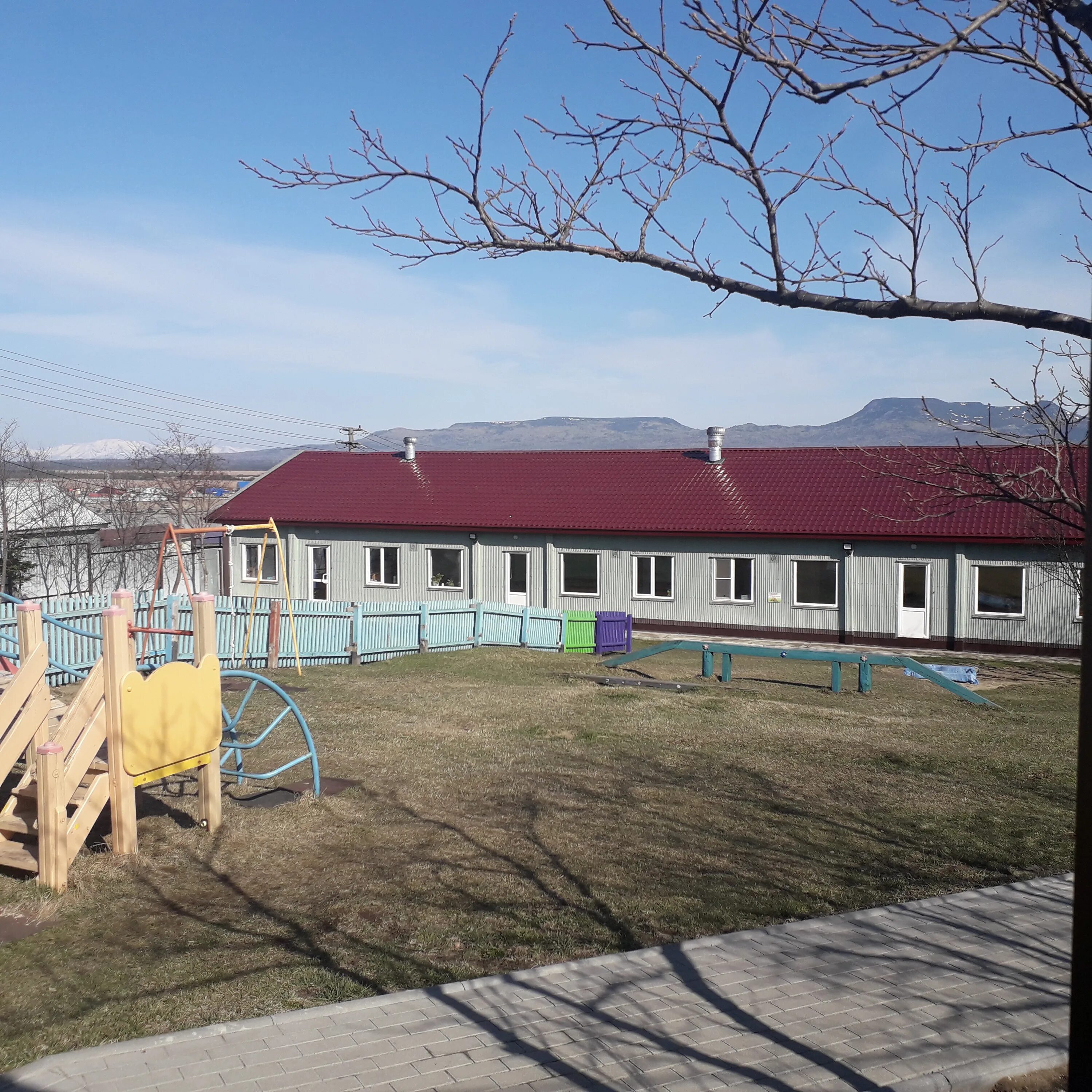 Детский сад город курильск. Детский сад курильск. Южно -курильск фото здания. Детский сад курильск. Школа г курильск остров итуруп.