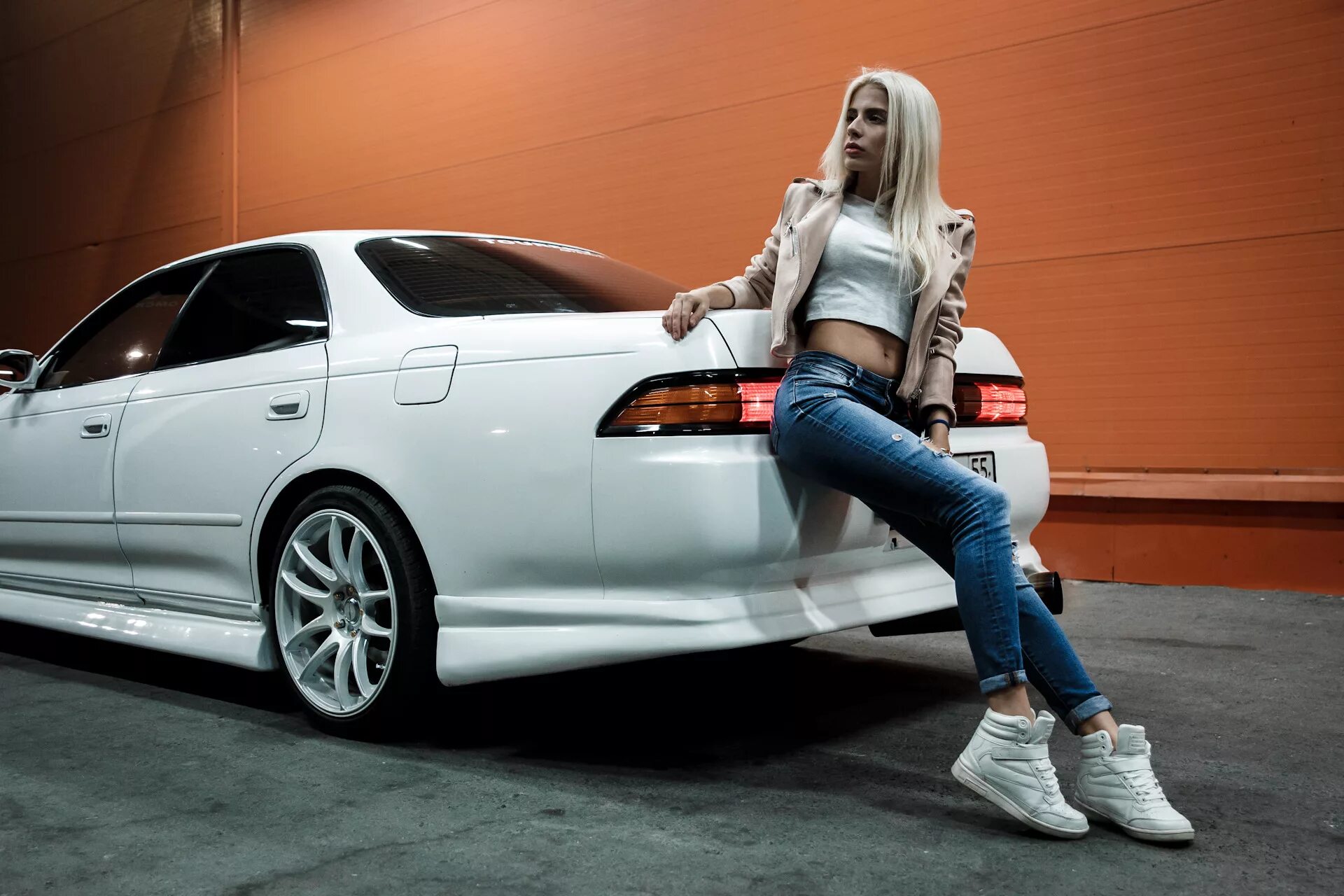 У марка а 4 есть девушка. Марк 2 с девушкой. тойота марк и девушки. toyota mark 2 и девушки. марк 2 90 и девушка.