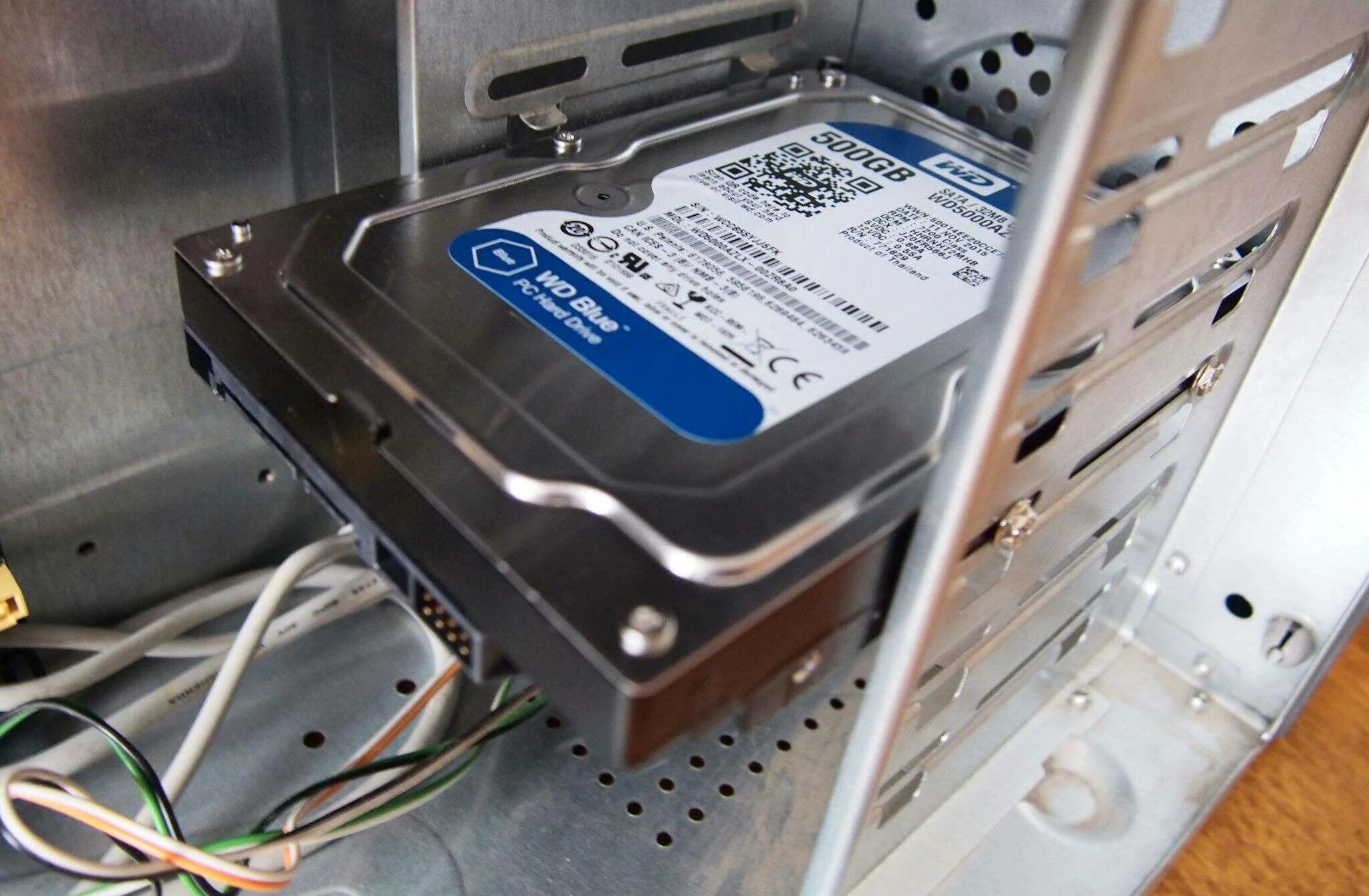 Установить диск компьютер. Диск, ссд, жесткий диск. жесткий диск 2,5 ssd изнутри. жесткий диск в системнике. hhd жесткий диск 320 в пк.