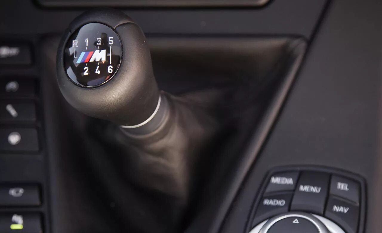 Переключение передач bmw. BMW m5 коробка передач. BMW m3 МКПП. Трансмиссия BMW m5. BMW f10 механика коробка передач.