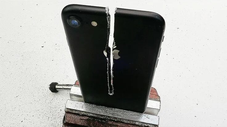 Разобьем пополам. Разбитый айфон. Убитый айфон. Iphone 7 сломанный. Сломанный пополам айфон.