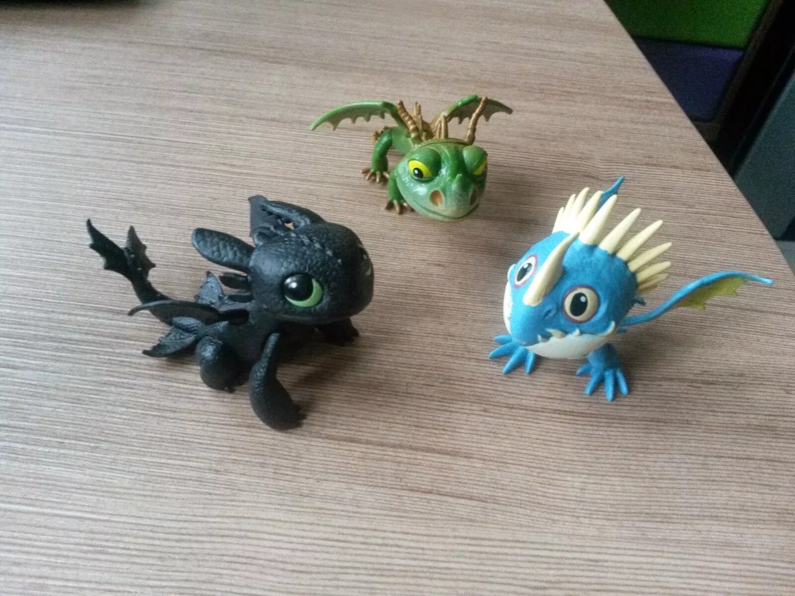 Кольцо беззубик ночная фурия. Как слепить как приручить. Беззубик и белая фурия. Как слепить как приручить. Беззубика из пластилина.