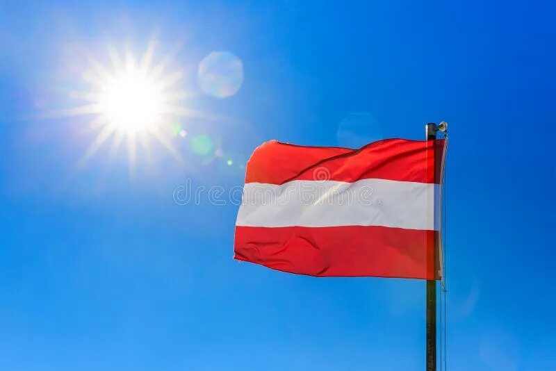 Clear flag. Австрия флаг на фоне неба. austria flag.