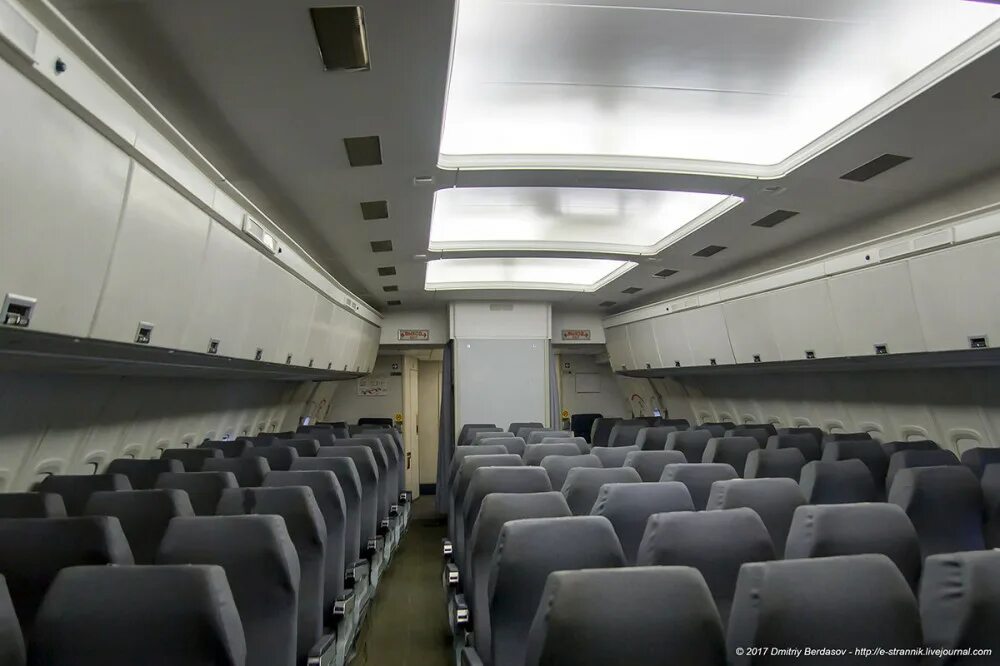 Аэробус ил 86 салон. Самолет ил 86 салон двухэтажный. Ил-86 пассажирский самолёт внутри. Ил 86 салон. Ил 96 салон.