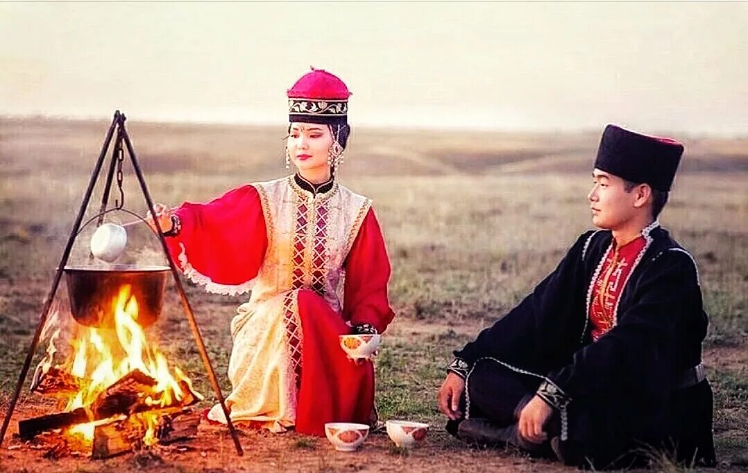 Калмыки ойраты. Ансамбль ойраты калмыкия. Калмыкский правильно. Калмыкский правильно. Элиста национальная одежда калмыцкая.