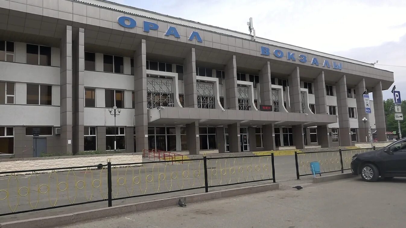 Станция уральск жд вокзал. Вокзал уральска 2000 год. Жд уральск. Жд уральск. Железнодорожный вокзал уральск.