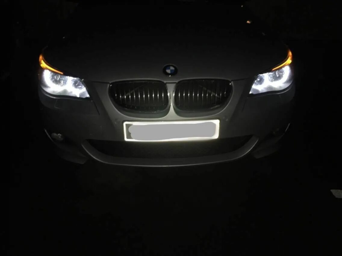 BMW e60 глазки. BMW e60 Angel Eye Lamp 10w Osram. BMW m5 e60 White Angel Eyes. Габаритные лампочки БМВ е60. Бмв е60 глазки