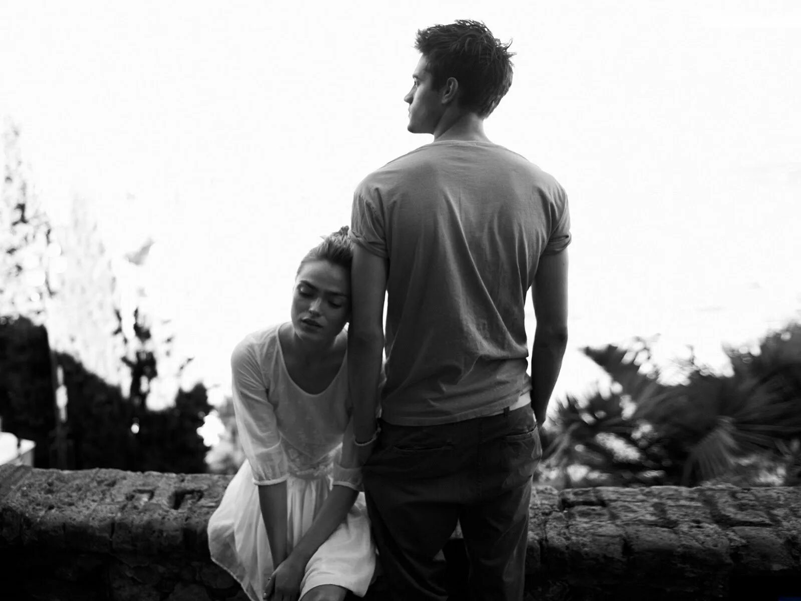 Человек сидит в телефоне. Красивые отношения. Два человека рядом. Грустные пары. Две подружки.