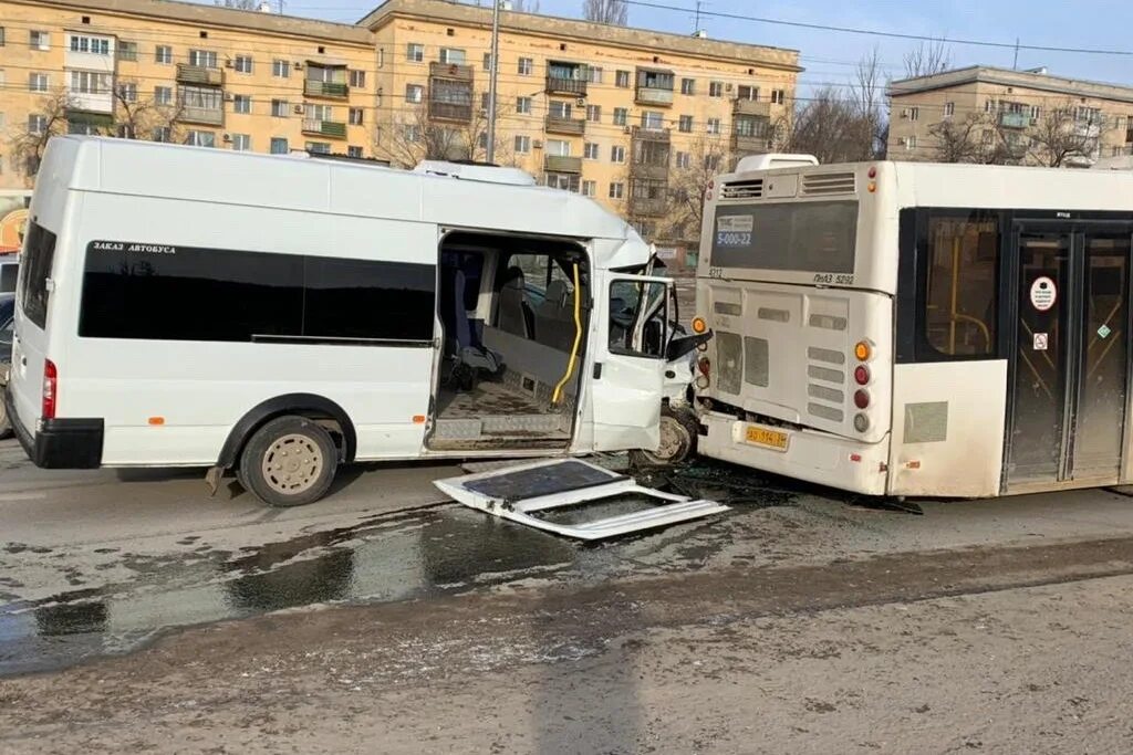 Автобус 59 волгоград сегодня. Авария автобус Волгоград 2022. Авария с маршруткой Волгоград. Авария в Волгограде с автобусом.