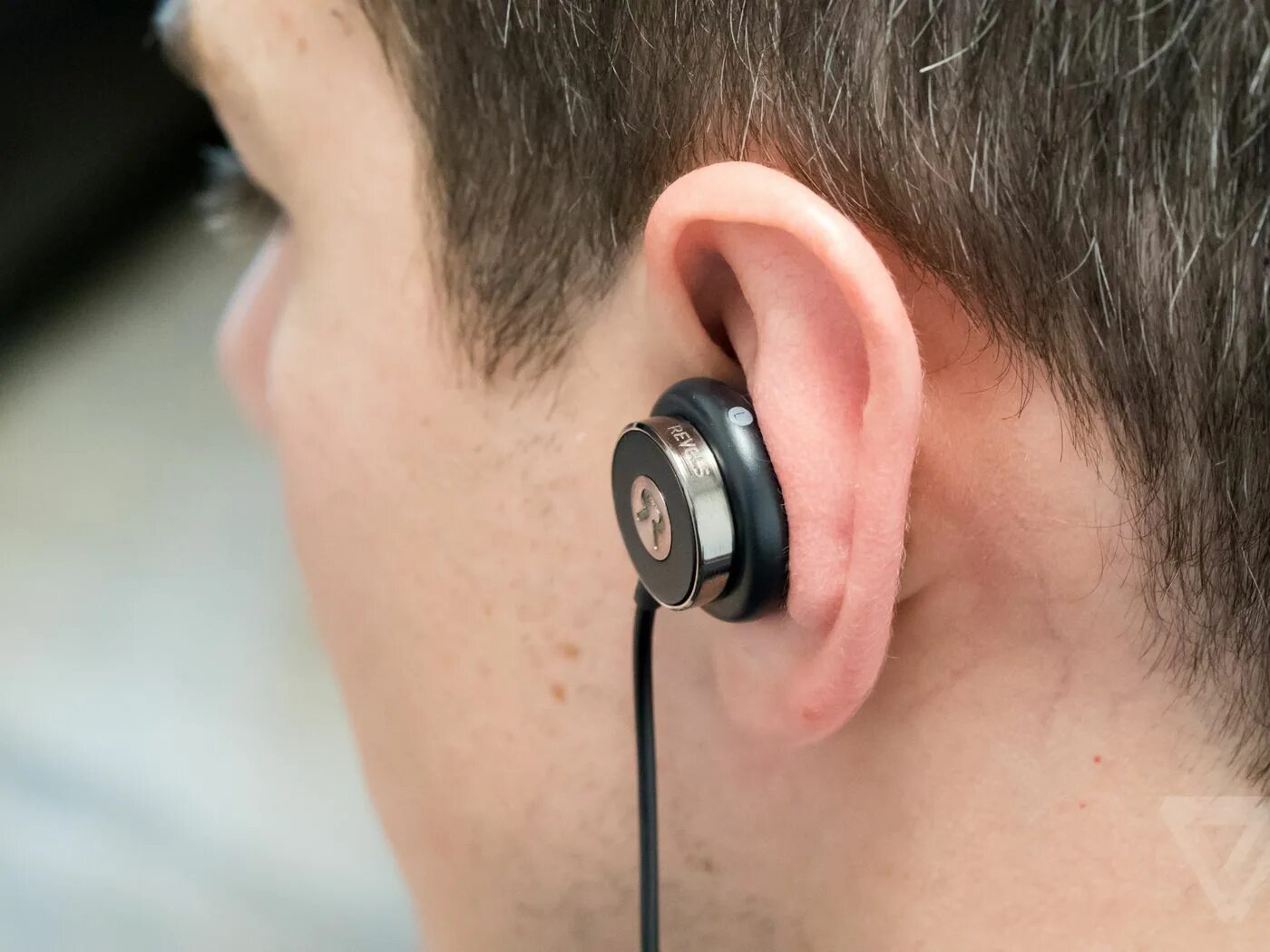 Наушники aiersenn e360, черный. Не определяет наушники. Apple airpods 2 в ушах. Beats желтые. Не определяет наушники.