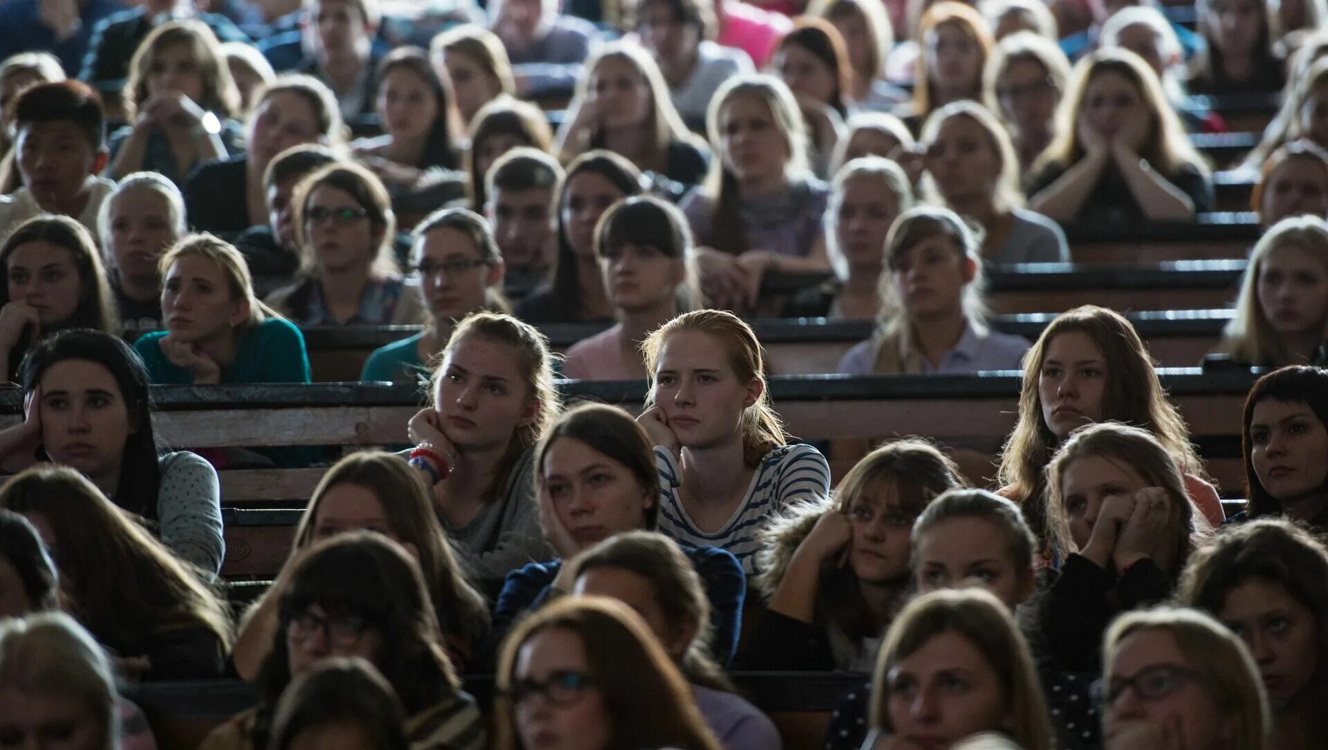 Студенты пришли лекцию. Студенты в аудитории. Аудитория в вузе. Аудитория людей. Студенты в аудиториях вуза.