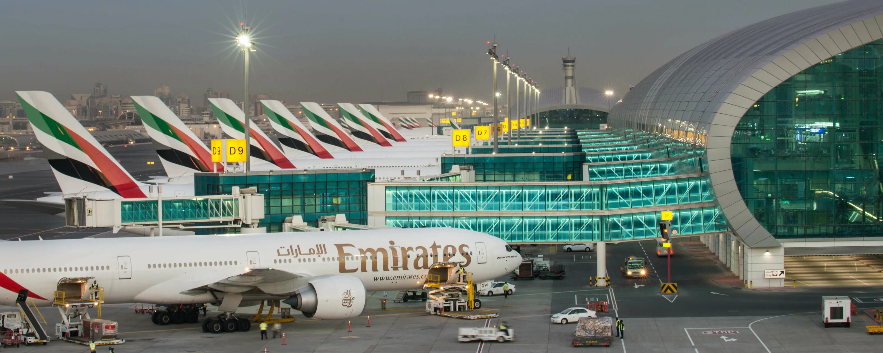 Арабские эмираты аэропорты международные. Аэропорт Дубай DXB. Аэропорт Эмирейтс в Дубае. Аэропорт Дубай терминал Эмирейтс. Аэропорт Дубай 2023.