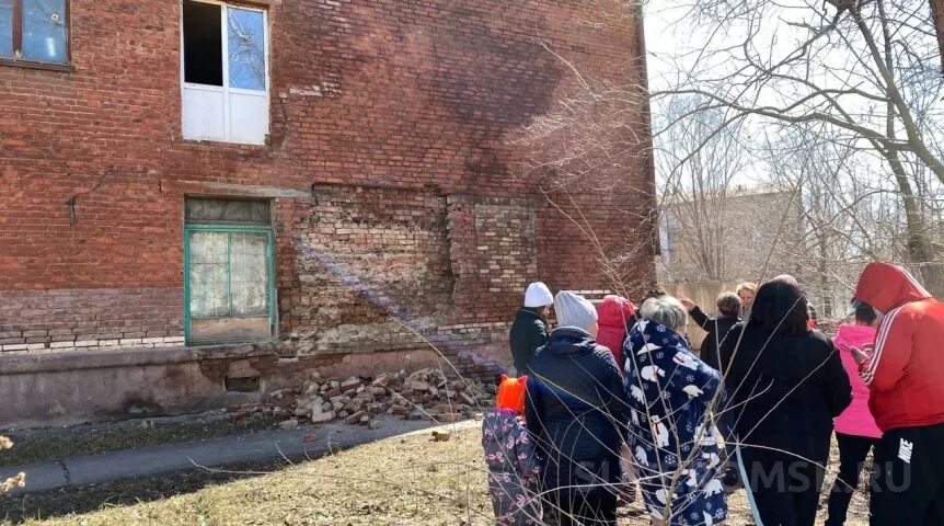 Обвал здания в Омске. В Омске обвалилась стена. Омск 20 Партсъезда 53 обрушение Партсъезда. 22 Сентября 2015 года Омск обрушение дома. Омск новости обрушение дома