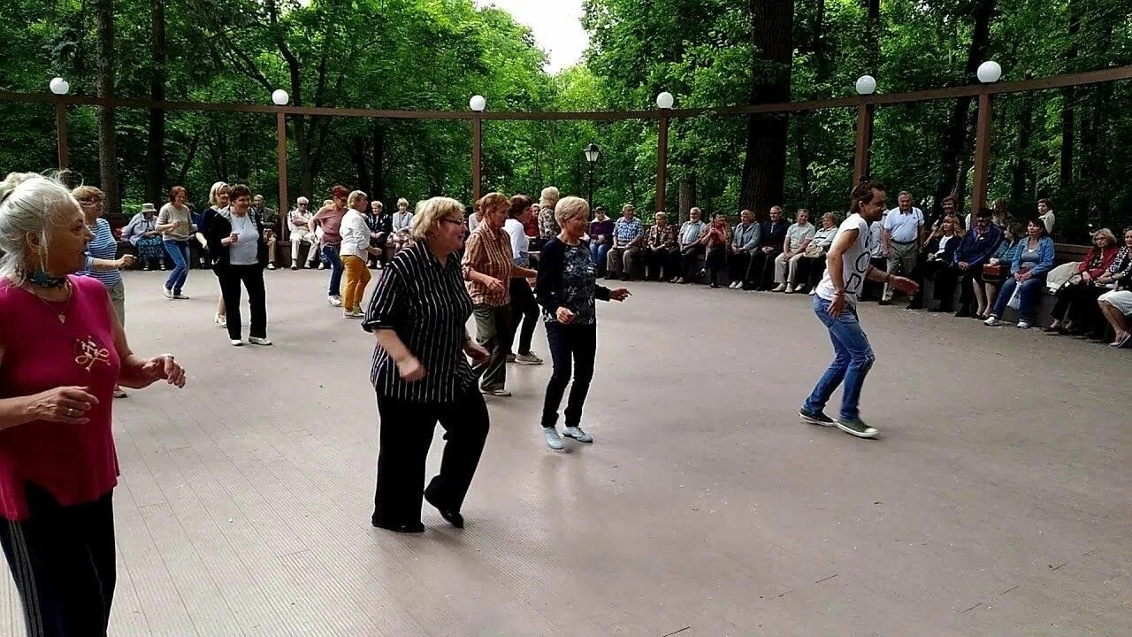 Танцевальная веранда. Танцы в парке сокольники для пенсионеров. Танцевальная веранда. Парк сокольники расписание танцев. Парк сокольники расписание танцев.