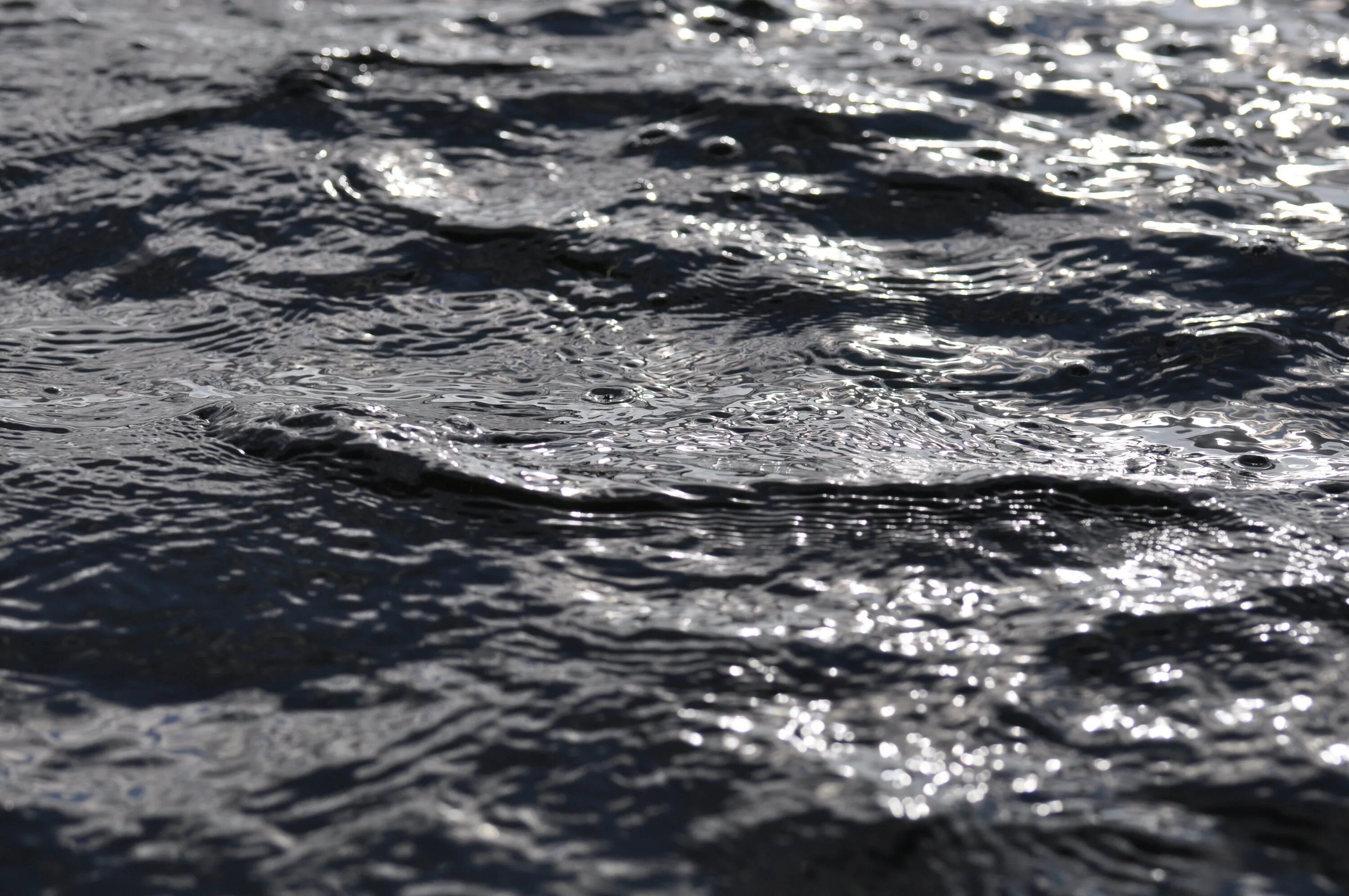 Картинки черные вода. Черная вода. Темные воды. Поверхность воды. Вода на черной поверхности.