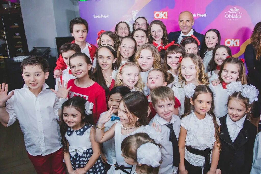 Хор новая волна песни. Хор академии игоря крутого первоклашки. Новая волна детский хор 1993 год. Хор крутого новая волна. Песенка года 2005.