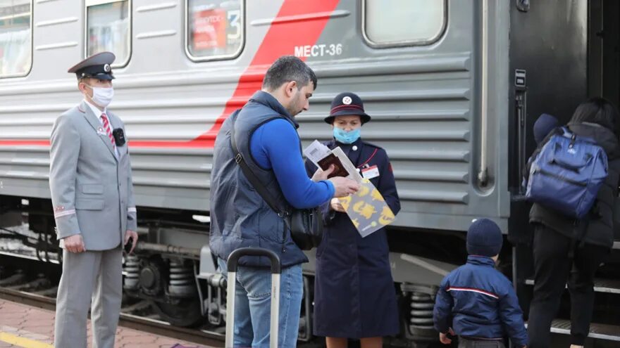 Будут ли дополнительные поезда на юг. Встреча пассажирских поездов на станции. Поезд Иркутск Тайшет. Перрон Россия поезд на Юг. Станция поезда Иркутск.