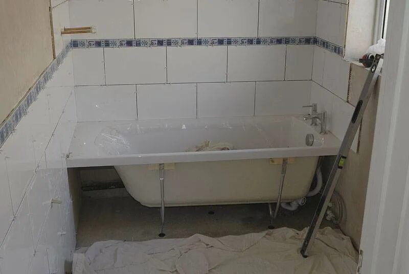 Как установить ванную. Монтаж ванны к стене. Акриловая ванна со стеной. Закладная под ванну акриловую. Каркас под акриловую ванну из пеноблоков.