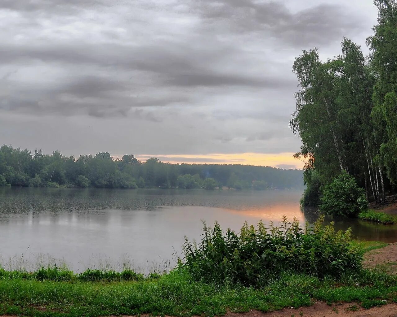 Река водла в карелии. Река аурайоки. Браславские озера городской пляж. Девочка лежит на траве. Река растас карелия.