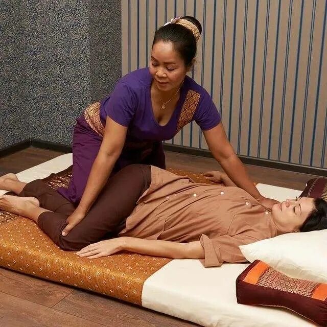 Traditional massage parlor. Тайский массаж. Тайский массаж салон. Тайский массаж тайки. Стол для тайского массажа.