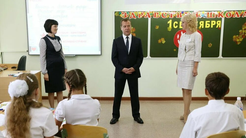 учительница средней школы. молодые женщины учителя. учительница в школе. учителя россии. учительница средней школы.