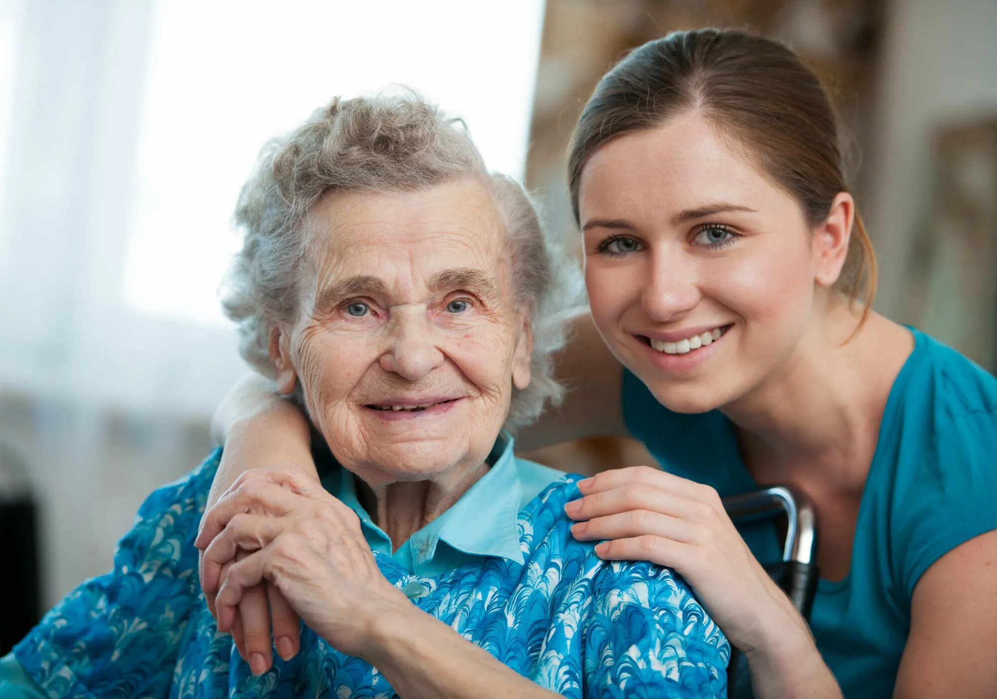 Лица пожилого возраста. Счастливая бабушка. Счастливые пожилые люди. Сиделка с бабушкой. Сайт социальных дам