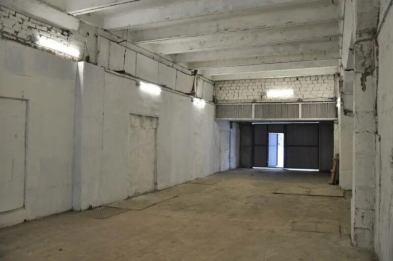 склад вещей. склад внутри. склад внутри. сдаю складское помещение. освещение промышленных помещений.