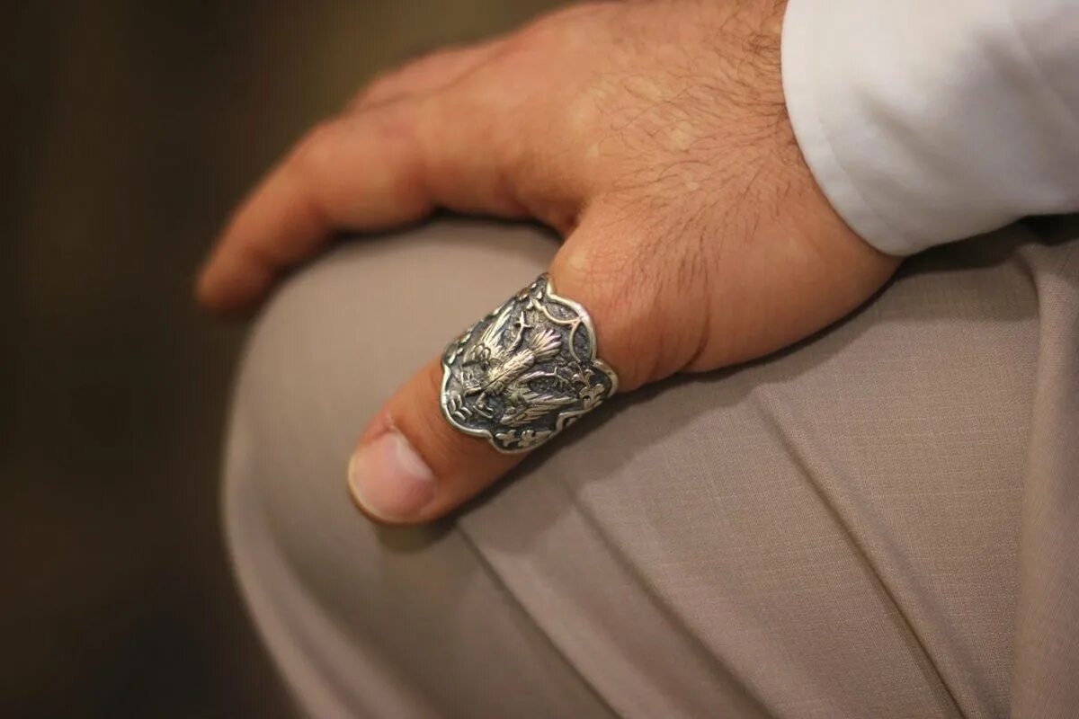 Почему стоит кольцо. Кольцо на большой палец мужское. Перстень на большой палец мужской. Кольцо на большоймпалец. Кольцо на большом пальце у мужчины.