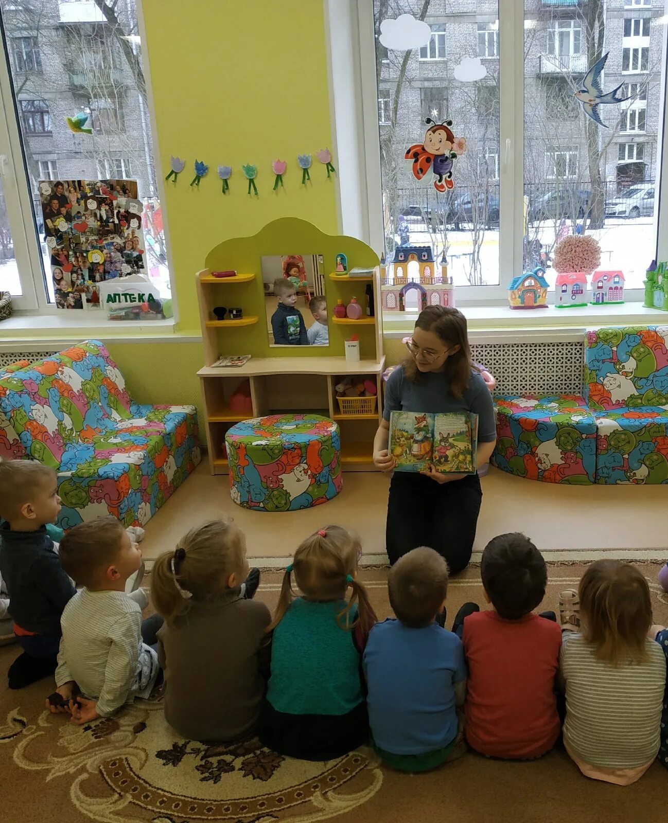 детский садик воспитатель. курсы младший воспитатель. младший воспитатель в детский сад. красивая воспитательница. воспитатель в садике.