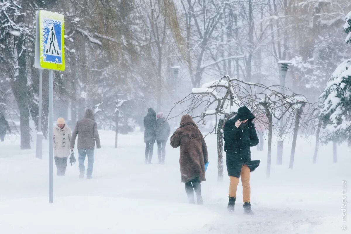 Снегопад в городе. Зимняя Пурга в городе. Сильный ветер зимой. Метель зимой в городе. Снежная холодная зима умеренно жаркое лето