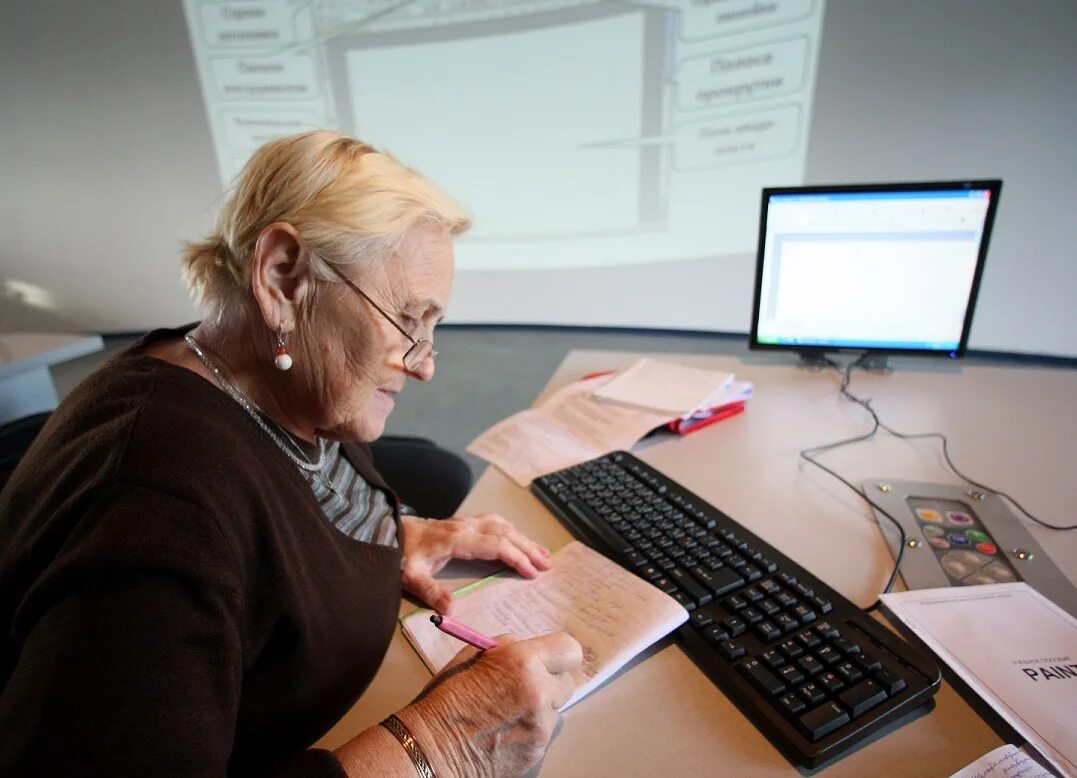 Новое работа для пенсионера. Бабуля за компьютером. Женщина в возрасте за компьютером. Пожилые за компьютером. Пенсионерка за компьютером.