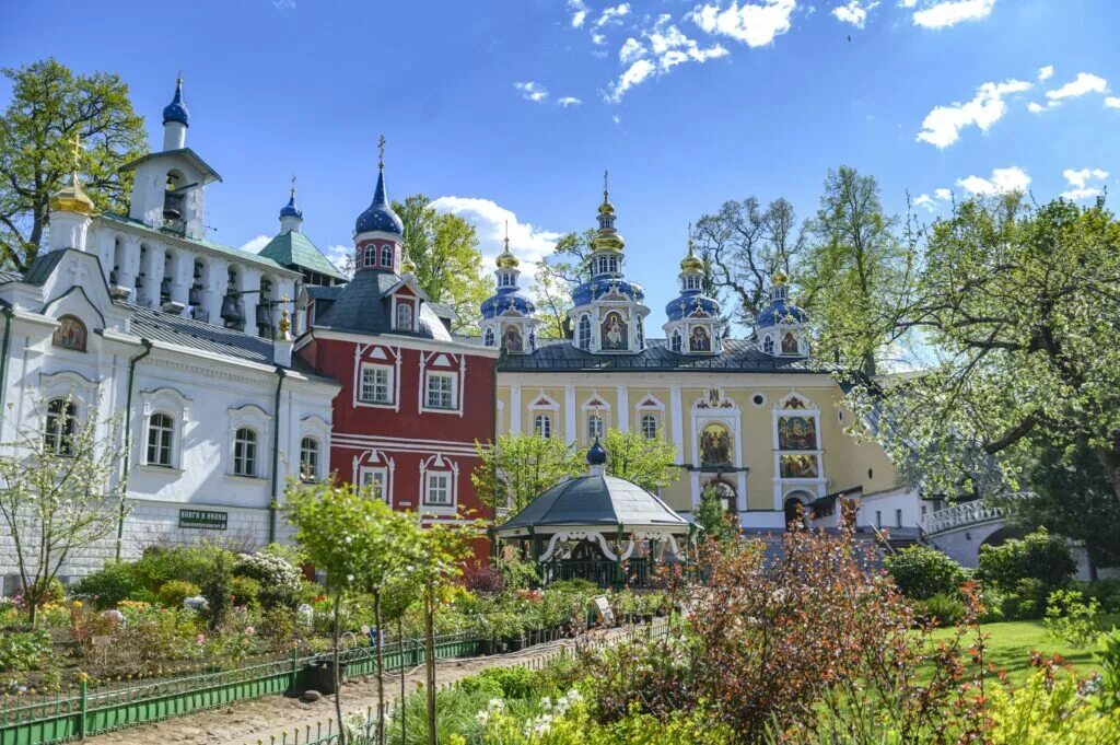 храмы открыли для посещения. псково печерский успенский монастырь в пскове. храм фсо орел. главный храм вооружённых сил россии, собор воскресения христова. собор ивана блаженного в москве.