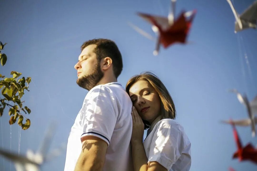 4 пары каждый день. каждый четвертый мужчина счастлив. четверо студентов. влюбленные с ромашками. 4 пары каждый день.