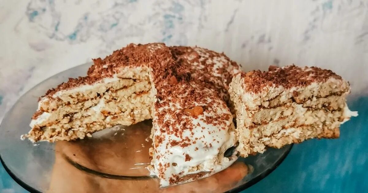 торт из овсяного печенья со сгущенкой. торт без выпечки. пирожное муравейник из печенья. торт с орехами и сгущенкой. торт из печенья без выпечки.