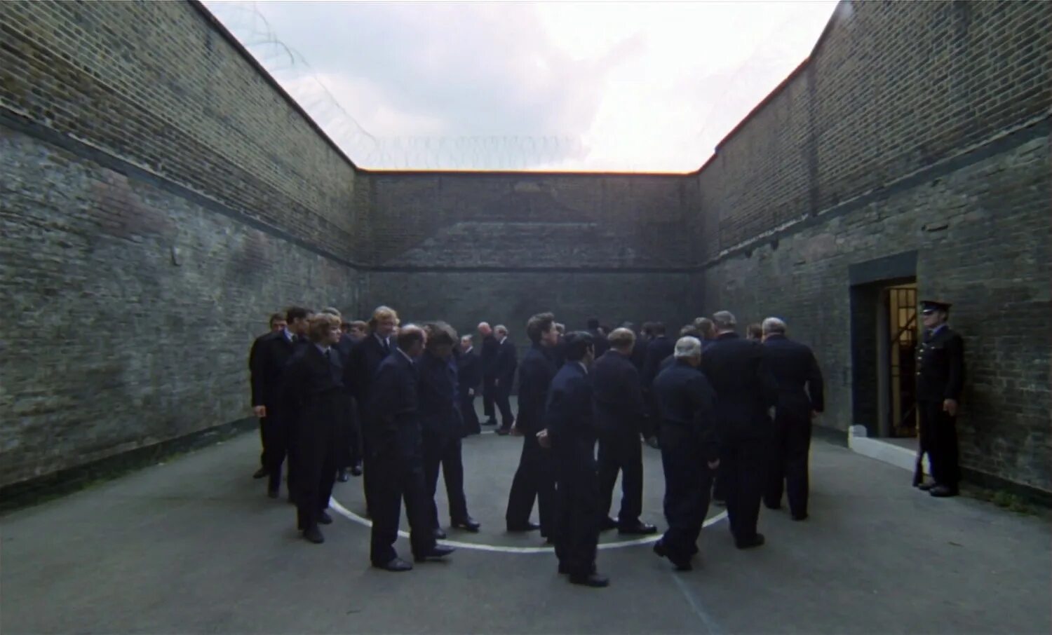 Обувь заключенного. Колония особого режима белый лебедь. Хожу в тюрьму. Хожу в тюрьму. Черный дельфин камеры заключенных.