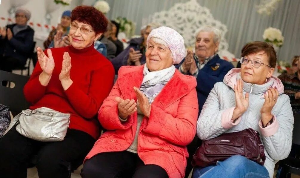 Пожилые люди в театре. Собрание бабушек. Подарок на день пожилого человека. Концерт для пожилых людей. Россия день пожилых