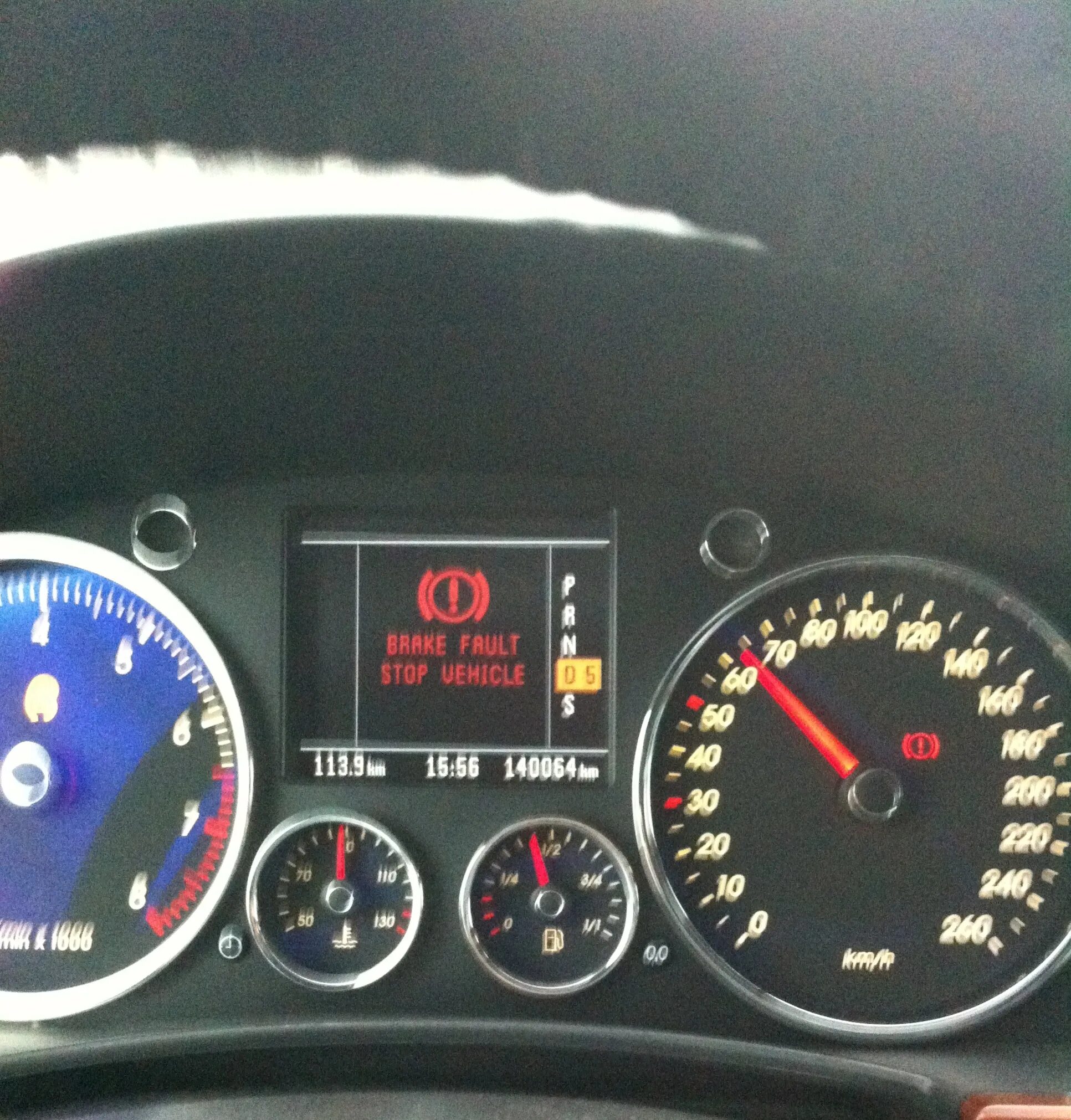 Stop faulted. Туарег brake fault. туарег stop systemfehler. ошибка brake fault touareg. brake fault stop vehicle фольксваген туарег 3,2.